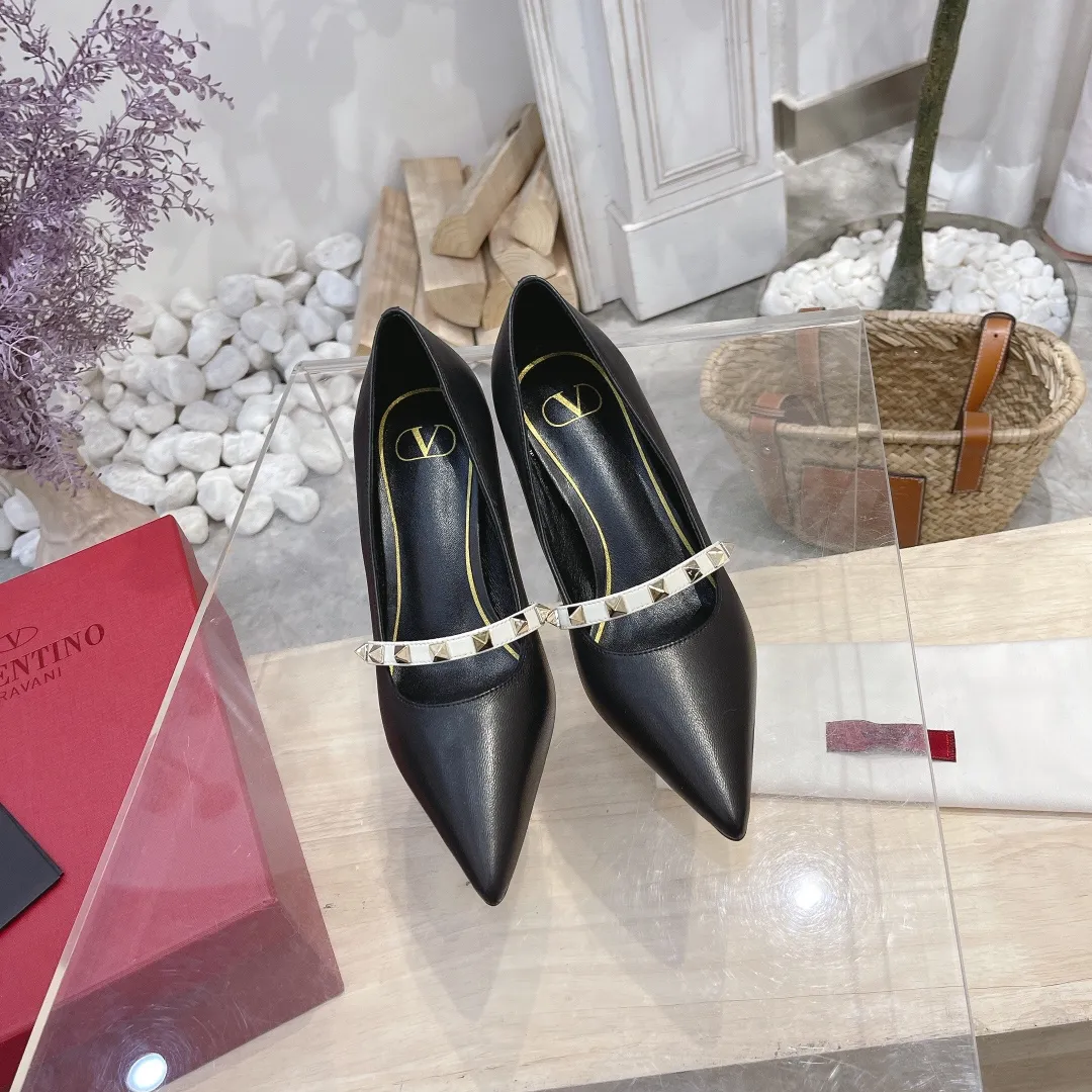 💕💕Factory direct selling price p440💕💕 Genuine leather sole +40 🆕Valentino. Valentino👑👑Latest series in the counter, the highest version, perfect details, very eye-catching catwalk series launched, V family’s hot rivet elements, luxurious and gorgeous! Various colors can be matched with beautiful clothes in spring and summer. There are many choices🎉🎉Exquisite and durable. It is copied at 1:1 of the original product. The upper foot is very pedicure-like. The key point is that it is very good and easy to control. It does not grind the feet and does not tire the feet. It is a walking artifact. The last shape is completely compared to the counter. The details are perfect. Without the original version, it would not be so exquisite! (Note! The heel shape and height are exclusively molded according to the original version, and are not randomly substituted by the market🐂) The color and texture of the fasteners are consistent with the original version! 🔺Fabric: Imported sheepskin, 🔺Lining: According to the original high-gloss imported sheepskin lining 🔺6 colors to choose from: black ➕black belt, black ➕white belt, pink, burgundy, white, apricot 🔺Number of yards: 35 to 42 yards (42 yards are not exchanged) 🔺Heel height: 7cm Rubber sole Genuine leather sole +40